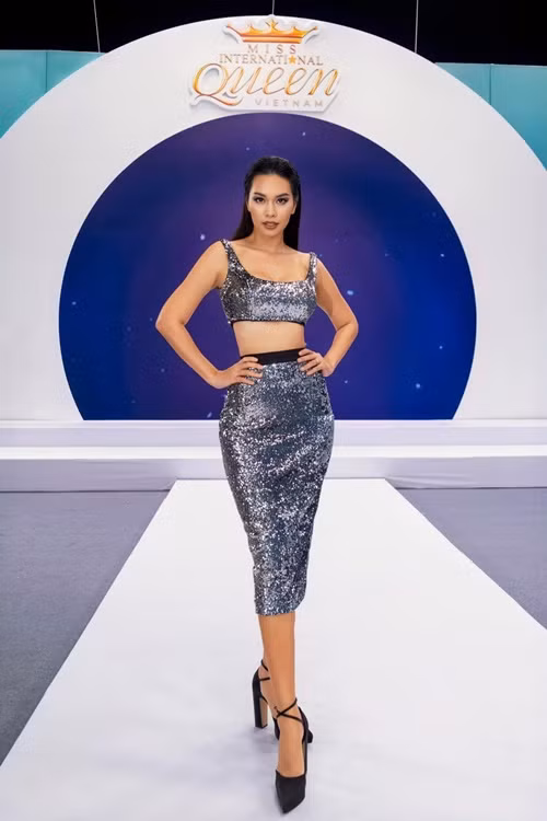 Nữ người mẫu khoe vòng eo bé tý sau gần 1 năm sinh con trai thứ 2.