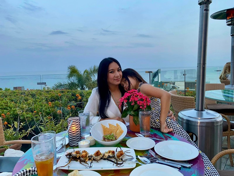 Cuộc sống của Y Phụng chỉ xoay quanh chồng con. Khi rảnh rỗi, người đẹp cùng gia đình đi du lịch. Ảnh: FB Y Phụng.