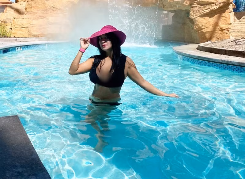 “Biểu tượng gợi cảm” một thời diện áo tắm hai mảnh khoe dáng đẫy đà. Ảnh: FB Y Phụng.