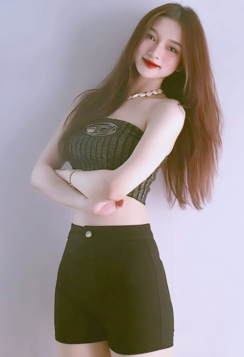 Vũ Yến sở hữu nhan sắc ngọt ngào, gợi cảm. Theo Tiền Phong, cô cao 1m7, có số đo vòng eo 59cm.