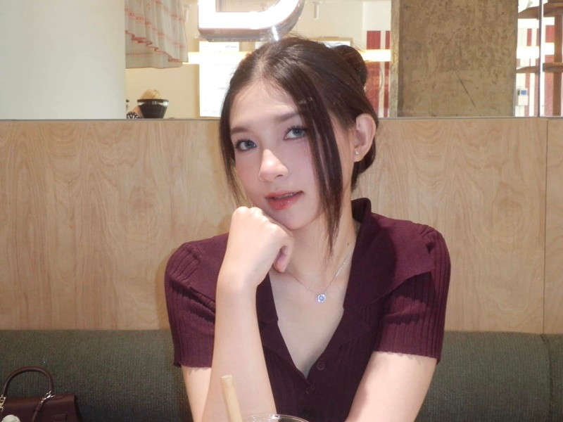 Vũ Yến chuộng trang phục nữ tính, trẻ trung, trang điểm nhẹ nhàng.