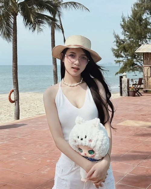 Người đẹp sinh năm 2004 chia sẻ trên Thương Hiệu Đời Sống, ước mơ lớn nhất của cô là trở thành một biên tập viên truyền hình.