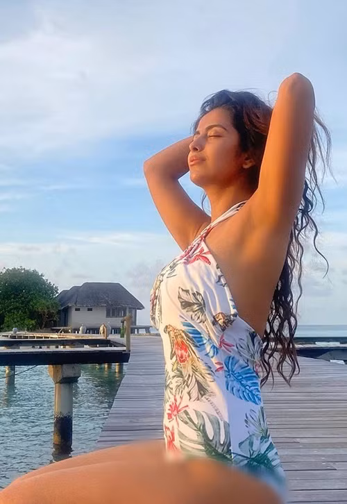 Nữ diễn viên sinh năm 1997 gợi cảm với bikini trong một chuyến đi biển. Ảnh: Instagram Avika Gor.