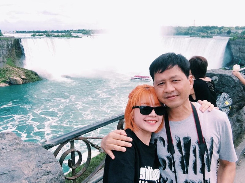 Chi Pu khoe ảnh bên bố trong một chuyến đi nước ngoài. Ảnh: FB Chi Pu.
