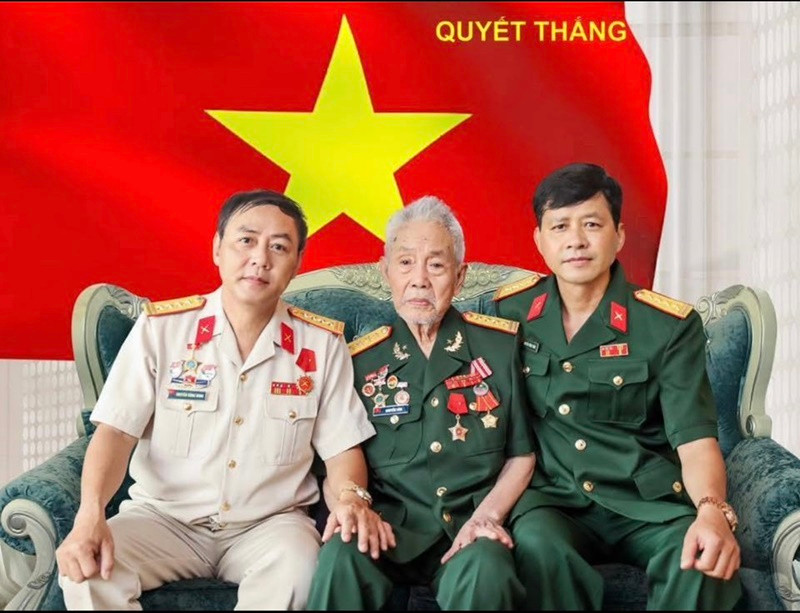 Trên trang cá nhân, diễn viên Chi Pu khoe nhiều thành viên trong gia đình là quân nhân. Trong ảnh là ông nội, bố và bác của Chi Pu. Ảnh: FB Chi Pu.