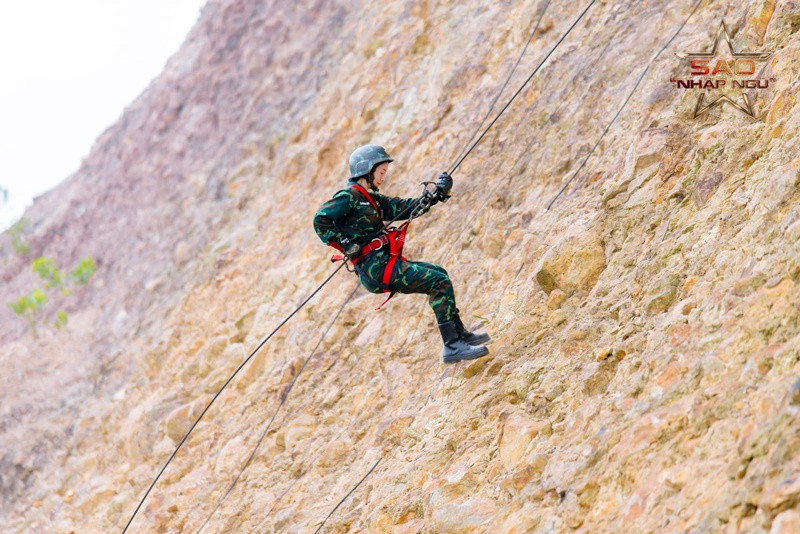 Tuy nhiên trong quân ngũ và tập luyện thường ngày không hề giống nhau. Jun Vũ nói: "Tiếng súng thật hay tiếng bom đạn là những thứ mình chưa bao giờ có cơ hội được tiếp xúc ngoài đời thật nên không thể tránh khỏi giật mình, tôi chỉ đang gồng mình và ráng làm quen với nó thôi chứ vẫn phải cố gắng rất nhiều”.