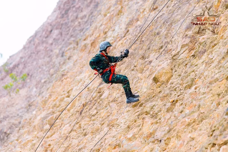 Tuy nhiên trong quân ngũ và tập luyện thường ngày không hề giống nhau. Jun Vũ nói: "Tiếng súng thật hay tiếng bom đạn là những thứ mình chưa bao giờ có cơ hội được tiếp xúc ngoài đời thật nên không thể tránh khỏi giật mình, tôi chỉ đang gồng mình và ráng làm quen với nó thôi chứ vẫn phải cố gắng rất nhiều”.