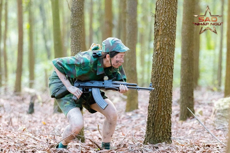 "Ngày thường, tôi vốn thích chơi những bộ môn hoạt động nặng như tập võ, chơi thể thao, bắn cung, cưỡi ngựa… một phần tôi tham gia Sao Nhập Ngũ cũng vì muốn thử sức mình với các nội dung huấn luyện hạng nặng trong quân ngũ nên khi vào đây, tôi đã chuẩn bị sẵn tinh thần cũng như tăng cường luyện tập để có thể sẵn sàng cho mọi nội dung và tình huống", cô nói.