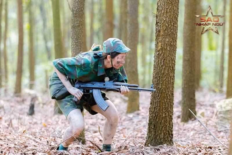 "Ngày thường, tôi vốn thích chơi những bộ môn hoạt động nặng như tập võ, chơi thể thao, bắn cung, cưỡi ngựa… một phần tôi tham gia Sao Nhập Ngũ cũng vì muốn thử sức mình với các nội dung huấn luyện hạng nặng trong quân ngũ nên khi vào đây, tôi đã chuẩn bị sẵn tinh thần cũng như tăng cường luyện tập để có thể sẵn sàng cho mọi nội dung và tình huống", cô nói.