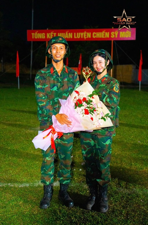 Nữ diễn viên chia sẻ trên VOV, lúc nhận cúp quán quân, cảm xúc của cô lẫn lộn. "Vừa vui vì trở thành Quán quân Sao nhập ngũ 2024, nhưng cũng cảm thấy buồn vì hành trình rèn luyện đã kết thúc và không biết đến bao giờ mới có thể gặp lại các đồng chí; xen lẫn cả sự hụt hẫng vì không nghĩ mọi thứ đã kết thúc", quán quân Jun Vũ nói.