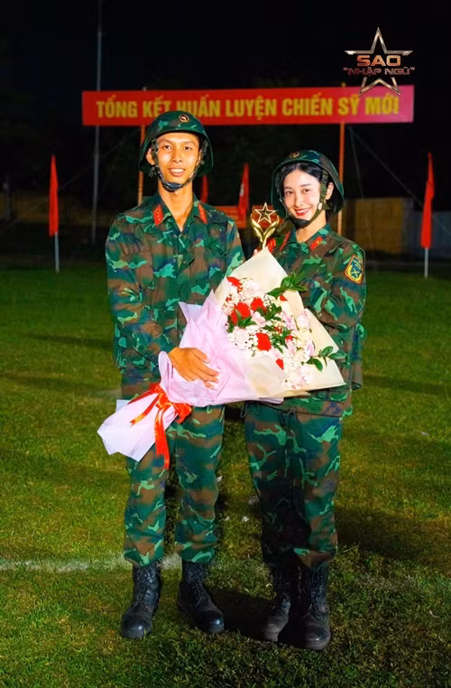 Nữ diễn viên chia sẻ trên VOV, lúc nhận cúp quán quân, cảm xúc của cô lẫn lộn. "Vừa vui vì trở thành Quán quân Sao nhập ngũ 2024, nhưng cũng cảm thấy buồn vì hành trình rèn luyện đã kết thúc và không biết đến bao giờ mới có thể gặp lại các đồng chí; xen lẫn cả sự hụt hẫng vì không nghĩ mọi thứ đã kết thúc", quán quân Jun Vũ nói.