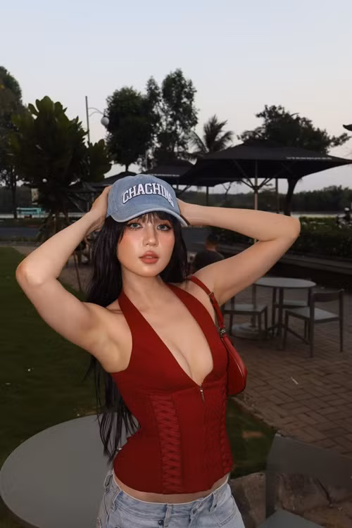 Nhờ lợi thế vóc dáng, cùng với công nghệ lăng xê của ông bầu Vũ Khắc Tiệp, chân dài gốc Trà Vinh từ một cô gái quê đã trở thành "nữ hoàng nội y". Ảnh: FB Ngọc Trinh.