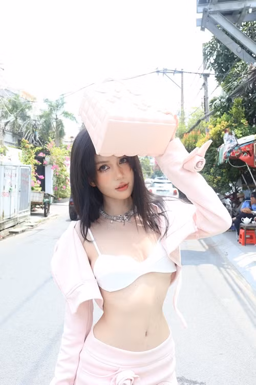 Sau lùm xùm trang phục năm 2019, Ngọc Trinh hạn chế mặc hở bạo tại các sự kiện. Ảnh: FB Ngọc Trinh.