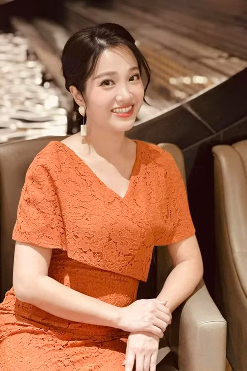 Quốc Cơ khen ngợi sắc vóc của Hồng Phượng: "Giảm cân thành công là bạn vợ như 'lột xác'. Tình hình này chắc sẽ bị mọi người gọi là anh em". Ảnh: FB Hồng Phượng.