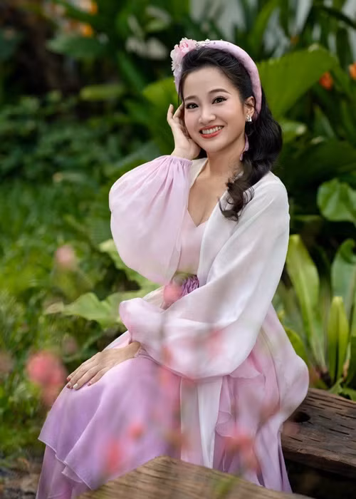 Hồng Phượng hạn chế mặc táo bạo. Ảnh: FB Hồng Phượng.