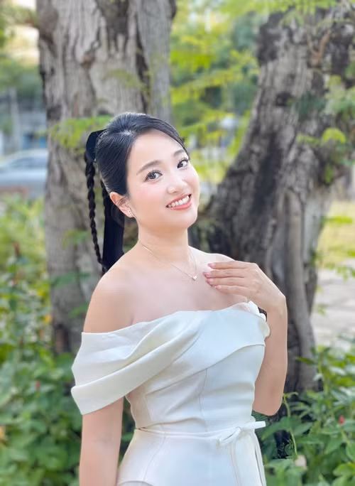 Nữ MC chuộng váy áo khoe vai trần hoặc xẻ tà cao tôn chân thon gọn. Ảnh: FB Hồng Phượng.