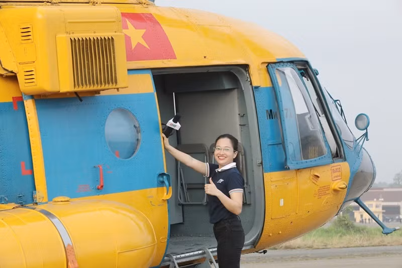 Trên trang cá nhân, Hồng Phượng chia sẻ: “Một trải nghiệm thật thú vị và đáng nhớ. Mình đã có buổi tác nghiệp ấn tượng trên chiếc trực thăng MI171 cùng với Quân chủng phòng không không quân để ghi nhận buổi tổng hợp luyện cho Lễ diễu hành, diễu binh chào mừng đại lễ 30/4. Hơn 1h30 bay trên vòm trời, chứng kiến khoảnh khắc lá cờ Đảng và cờ Tổ quốc tung bay, mình thật sự xúc động và tự hào, mình tin rằng đây sẽ là khoảnh khắc được mong chờ nhất của người dân cả nước. Cảm ơn “anh xã” Giang Quốc Cơ đã một mình gánh gồng mọi việc để em có thể hoàn thành tốt nhiệm vụ của mình”. Ảnh: Vietnamnet.
