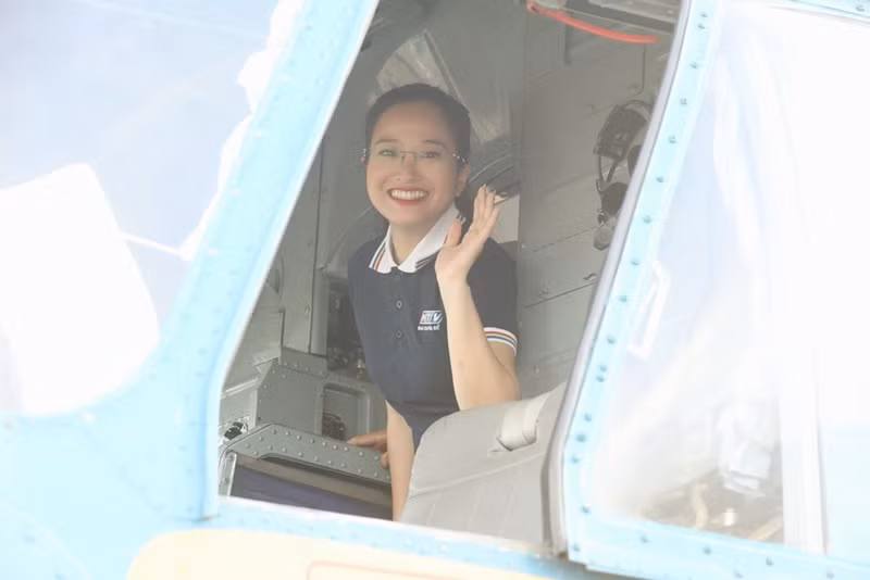 Theo Vietnamnet, tại Trung đoàn Không quân 935 (Sư đoàn 370, Quân chủng Phòng không - Không quân), Tiểu ban Diễu binh, Diễu hành Lễ kỷ niệm 50 năm Ngày Giải phóng miền Nam, thống nhất đất nước (30/4/1975 - 30/4/2025) đã tổ chức buổi tổng hợp luyện lần thứ hai cho các lực lượng vũ trang tham gia diễu binh, diễu hành. MC Hồng Phượng của Đài Truyền hình TPHCM (HTV) là nữ MC duy nhất được tác nghiệp trên trực thăng của lực lượng không quân Việt Nam trong sự kiện này. Ảnh: Vietnamnet.