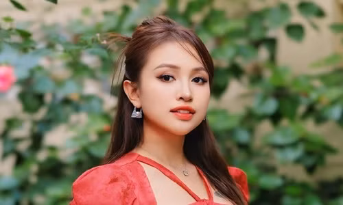 Van Hugo xin loi vi on ao quang cao sua