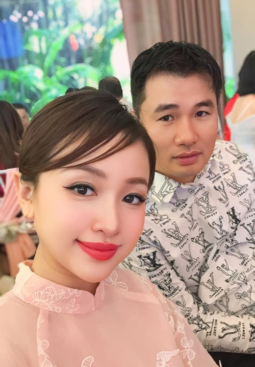 Sau 1 lần đò, có một cậu con trai, Vân Hugo tái hôn với doanh nhân Đặng Hùng Cường. Trong chương trình Gõ cửa thăm nhà tháng 1/2023, Vân Hugo cho biết, cô bất ngờ khi chỉ mất 10 ngày đã mở lòng yêu doanh nhân Đặng Hùng Cường trong khi những người đàn ông trước đến, cô rất khó tính, đắn đo nhiều. Cặp đôi về chung một nhà năm 2020. 2 năm sau, Vân Hugo sinh con gái. Ảnh: FB Vân Hugo.