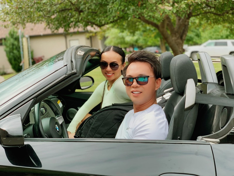 Vợ chồng Huyền Ny quen biết nhau từ nhỏ. Chồng chính là mối tình đầu của nữ MC. Tính đến nay, Huyền Ny và chồng gắn bó được gần 27 năm.