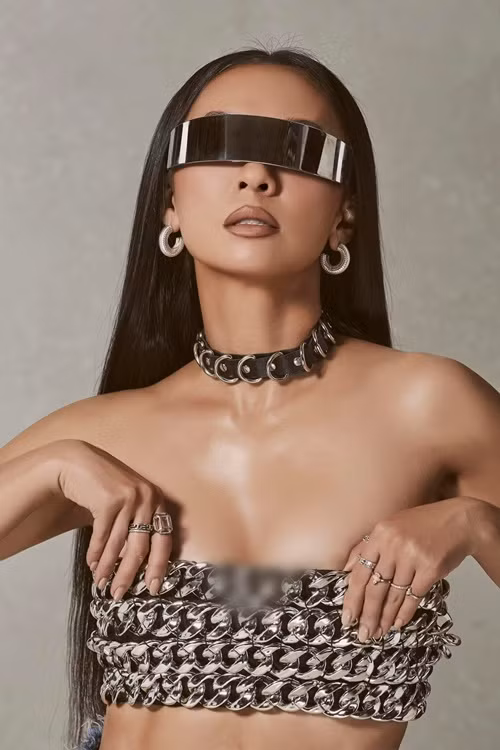 Phong cách thời trang của Huyền Ny đầy táo bạo.