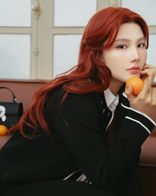 Người hâm mộ khen nhan sắc của Diễm My xinh như búp bê.