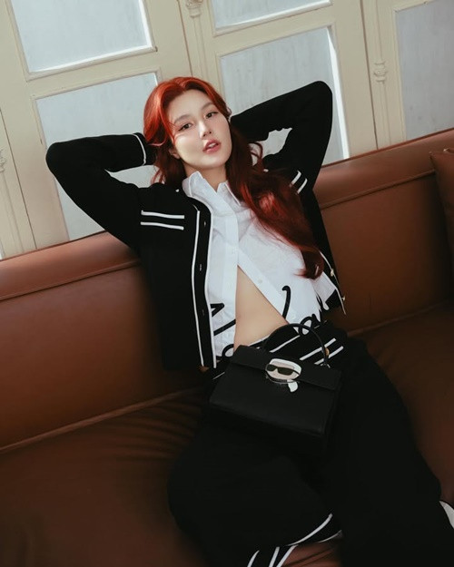 Nhiều đồng nghiệp cũng tấm tắc khen ngoại hình của Diễm My. "Ôi mê", Trương Quỳnh Anh viết. "Tóc mới xinh", Lã Thanh Huyền để lại bình luận.