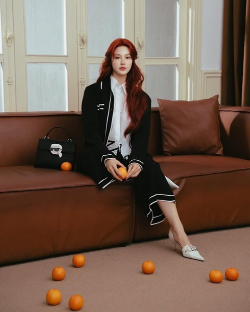 Bộ ảnh mới của Diễm My 9x đang thu hút sự quan tâm của người hâm mộ. Trong bộ ảnh, nữ diễn viên trang điểm, ăn mặc như quý cô thanh lịch.