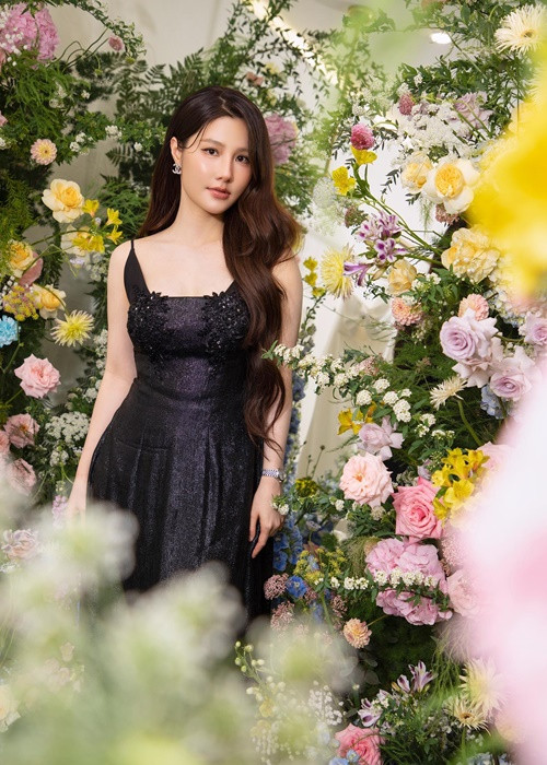 Xuất hiện tại các sự kiện, Diễm My chuộng váy áo tông màu đen giấu vóc dáng.