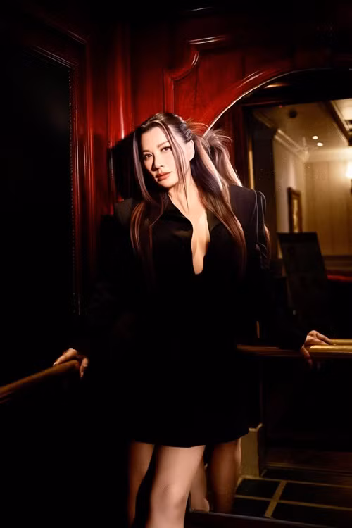 Nữ ca sĩ Trizzie Phương Trinh vừa thực hiện bộ ảnh mới khi nghỉ dưỡng ở Vũng Tàu. Trong loạt ảnh, giọng ca sinh năm 1966 diện các mẫu váy ngắn, xẻ ngực sâu.