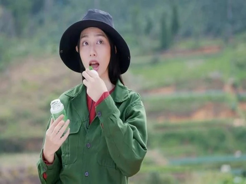 Trong chương trình Việt Nam hôm nay phát sóng trên kênh VTV1 chiều ngày 6/4, Đại tá Trần Quốc Cường, Trưởng Phòng điều tra và thẩm định hồ sơ tố tụng, Văn phòng Cơ quan CSĐT Bộ Công an cho biết, với tài liệu điều tra đến nay có thể xác định được Hoa hậu Thùy Tiên là người có liên quan vụ án vụ kẹo rau củ Kera và đang khẩn trương điều tra để làm rõ, xử lý theo quy định. Ảnh: Người Lao Động.