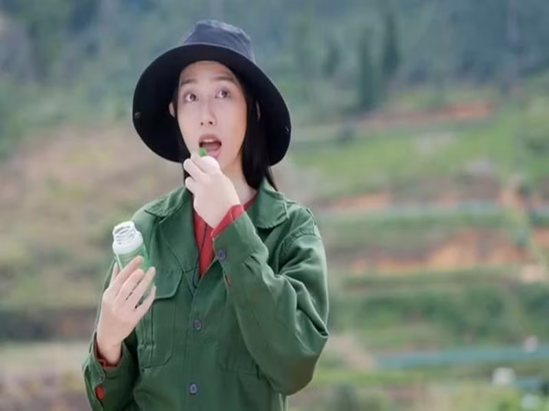 Trong chương trình Việt Nam hôm nay phát sóng trên kênh VTV1 chiều ngày 6/4, Đại tá Trần Quốc Cường, Trưởng Phòng điều tra và thẩm định hồ sơ tố tụng, Văn phòng Cơ quan CSĐT Bộ Công an cho biết, với tài liệu điều tra đến nay có thể xác định được Hoa hậu Thùy Tiên là người có liên quan vụ án vụ kẹo rau củ Kera và đang khẩn trương điều tra để làm rõ, xử lý theo quy định. Ảnh: Người Lao Động.