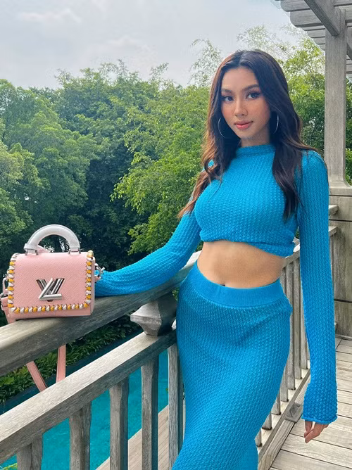 Nàng hậu cho biết sẽ rà soát lại toàn bộ nội dung truyền thông từng đăng tải, đồng thời tăng cường phối hợp với đội ngũ pháp lý và truyền thông để đảm bảo tuân thủ các quy định pháp luật. Đồng thời, Thùy Tiên cam kết luôn giữ gìn uy tín cá nhân cũng như bảo vệ quyền lợi người tiêu dùng. Ảnh: FB Thùy Tiên.