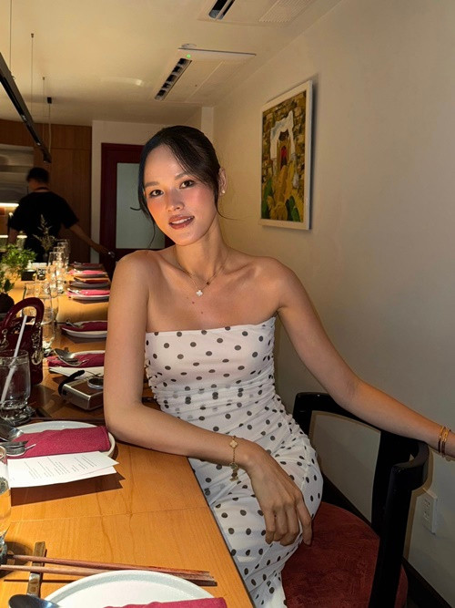 Nữ người mẫu sinh năm 1990 từng lộ vòng hai nhô cao khi đón sinh nhật cách đây không lâu.