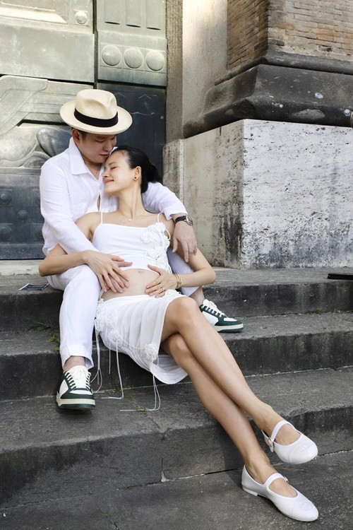 Ngoài bụng bầu lớn, chân, tay của Tuyết Lan vẫn thon gọn.