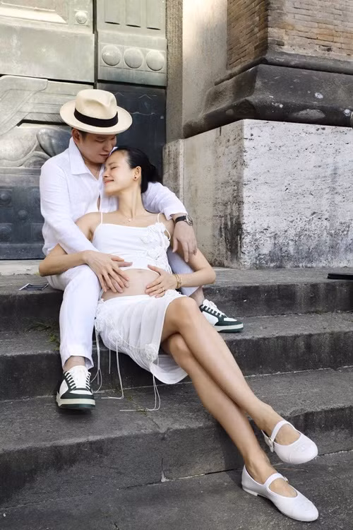 Ngoài bụng bầu lớn, chân, tay của Tuyết Lan vẫn thon gọn.