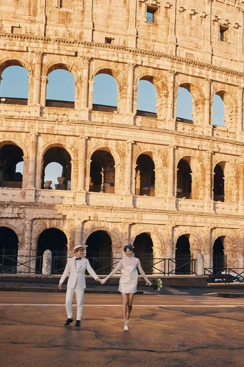  Siêu mẫu Tuyết Lan và bác sĩ Thiện Khanh chụp ảnh cưới ở Ý cách đây 1 năm. Mới đây, nữ người mẫu chia sẻ, vợ chồng cô đã trở lại Ý du lịch.