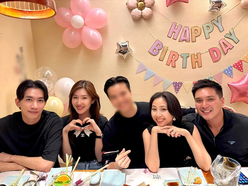 Mới đây, Thúy Ngân đón sinh nhật cùng Võ Cảnh, vợ chồng Liêu Hà Trinh, vợ chồng Lê Thúy, Trương Quỳnh Anh. Ảnh: FB Thúy Ngân.