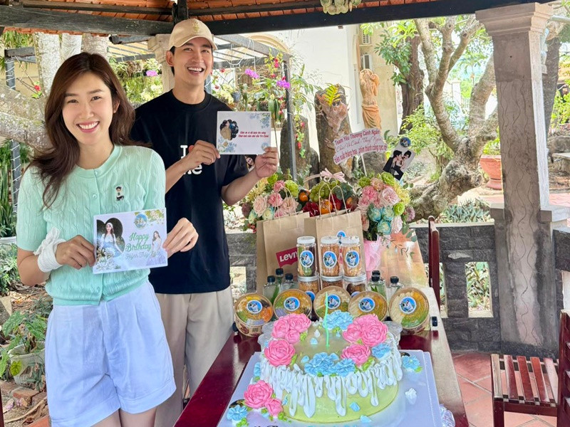 Võ Cảnh xuất hiện bên Thúy Ngân khi cô được fan tổ chức sinh nhật sớm vào tháng cuối tháng 3/2025. Ảnh: FB Thúy Ngân.