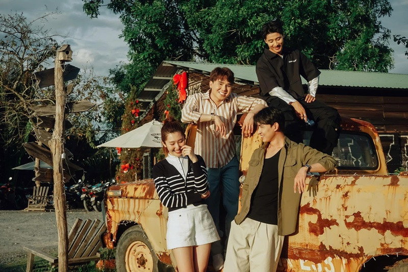 Võ Cảnh thường xuyên trao ánh mắt say đắm cho Thúy Ngân. Ảnh: FB Thúy Ngân.