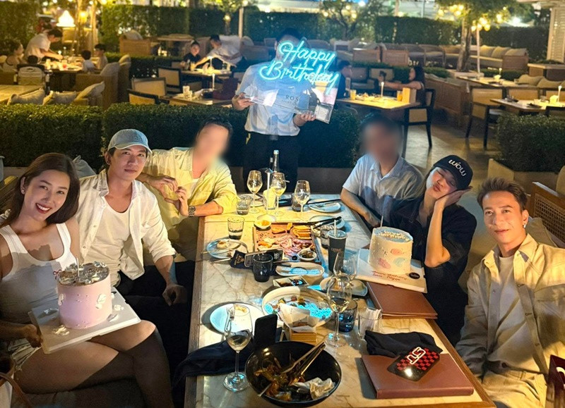 Thúy Ngân tổ chức sinh nhật chung cùng Ninh Dương Lan Ngọc. Buổi tiệc có Võ Cảnh, S.T. Ảnh: FB Thúy Ngân.