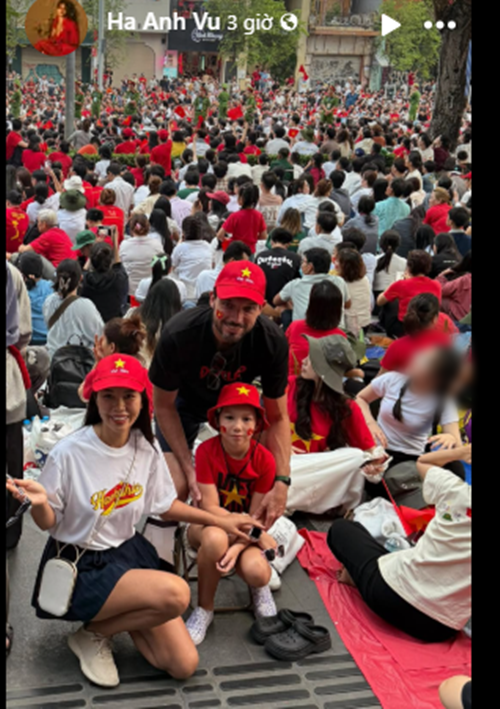 Siêu mẫu Hà Anh cùng chồng đưa con gái đi xem lễ diễu binh, diễu hành vào sáng ngày 30/4. Ảnh: FB Hà Anh.