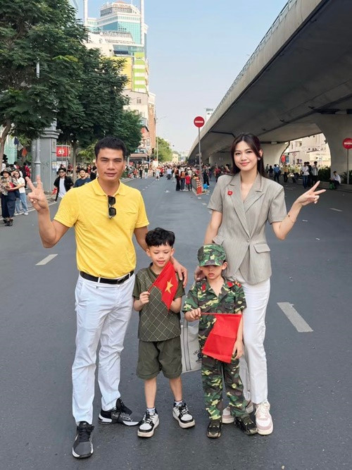 Á hậu Thanh Tú cùng chồng đưa các con xem diễu binh, diễu hành. Cả hai nhóc tì của nàng hậu diện trang phục chiến sĩ. Ảnh: FB Thanh Tú.