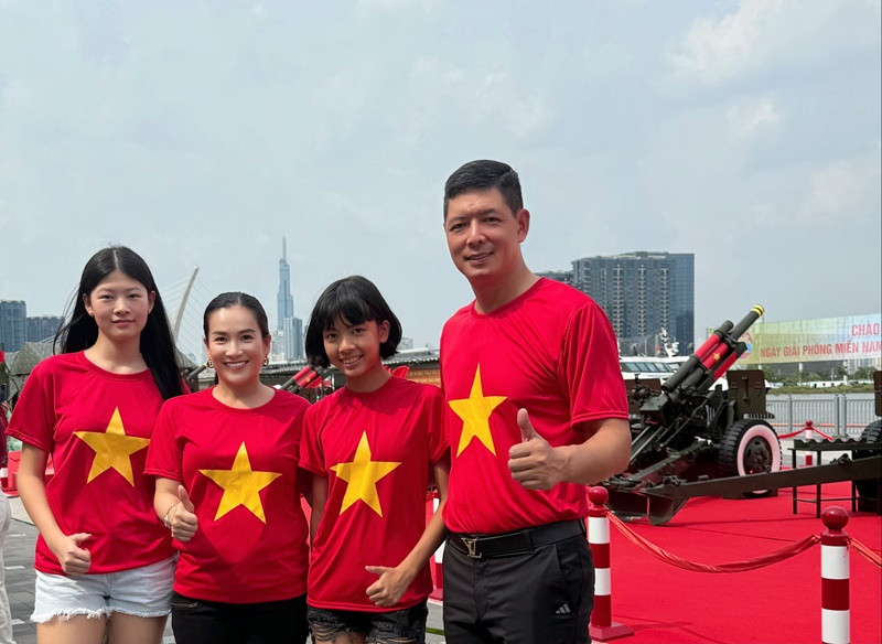 Gia đình Bình Minh cùng xem lễ diễu binh, diễu hành. Ảnh: FB Anh Thơ.