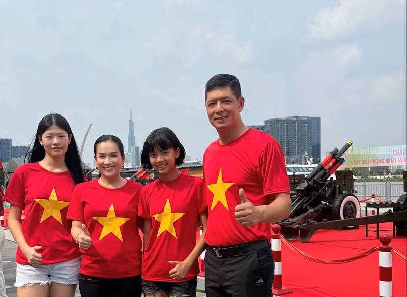 Gia đình Bình Minh cùng xem lễ diễu binh, diễu hành. Ảnh: FB Anh Thơ.