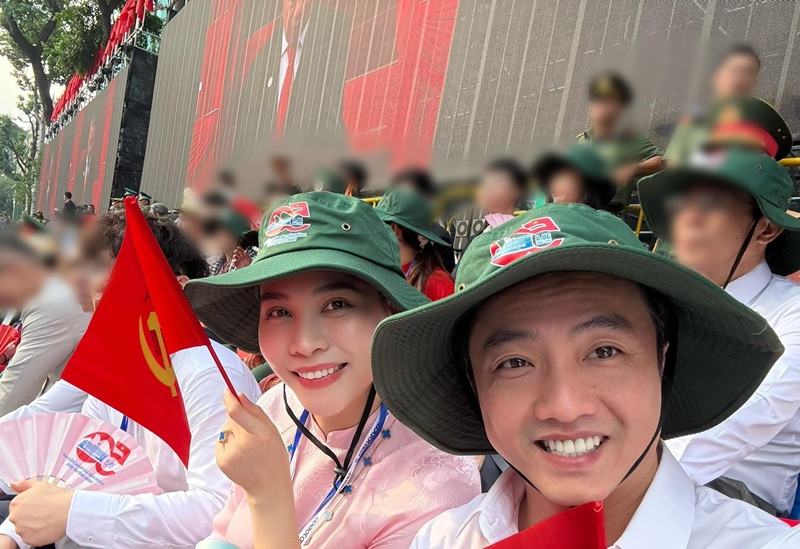 Vợ chồng nữ ca sĩ có mặt trong Lễ diễu binh, diễu hành của đại lễ từ lúc 4h sáng. "2 đứa em vinh dự được ngồi đây từ sáng sớm tinh mơ để chứng kiến những điều đẹp nhất", Đàm Thu Trang chia sẻ. Ảnh: FB Đàm Thu Trang.
