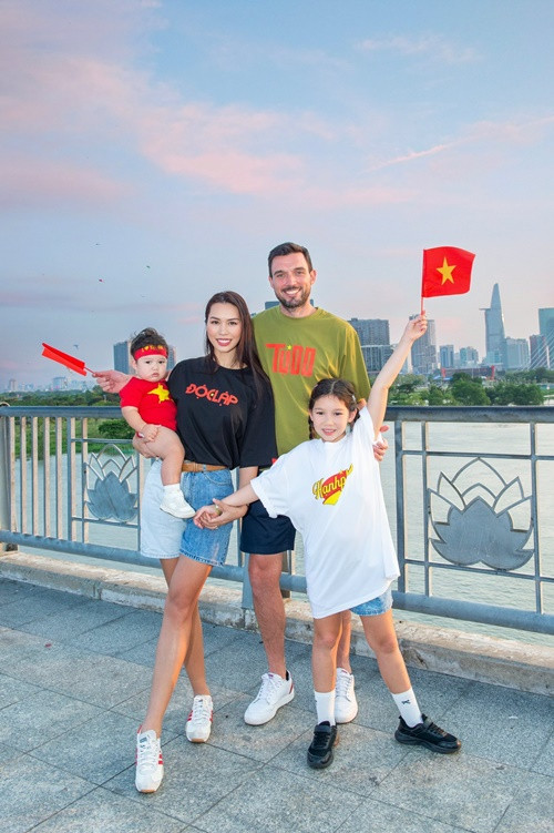 Trước đó, cả gia đình Hà Anh chụp ảnh kỷ niệm chào mừng đại lễ 30/4. Ảnh: FB Hà Anh.