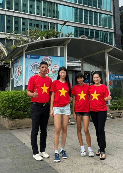 Vợ chồng Anh Thơ - Bình Minh mặc áo cờ đỏ sao vàng chào mừng 50 năm Ngày Giải phóng miền Nam, thống nhất đất nước. Ảnh: FB Anh Thơ.