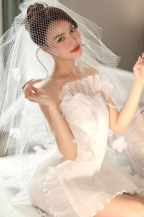 Ít ngày trước, khi được tặng một tấm sash ghi dòng chữ "Nhả vía lấy chồng" trong tiệc sinh nhật của Lucie Nguyễn , Lan Ngọc chia sẻ, cô chưa nghĩ đến chuyện lấy chồng. Ảnh: FB Lan Ngọc.